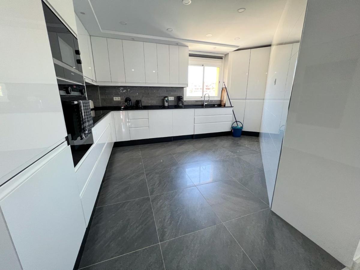 Luxury Three Bedroom Apartment At 에스테포나 외부 사진