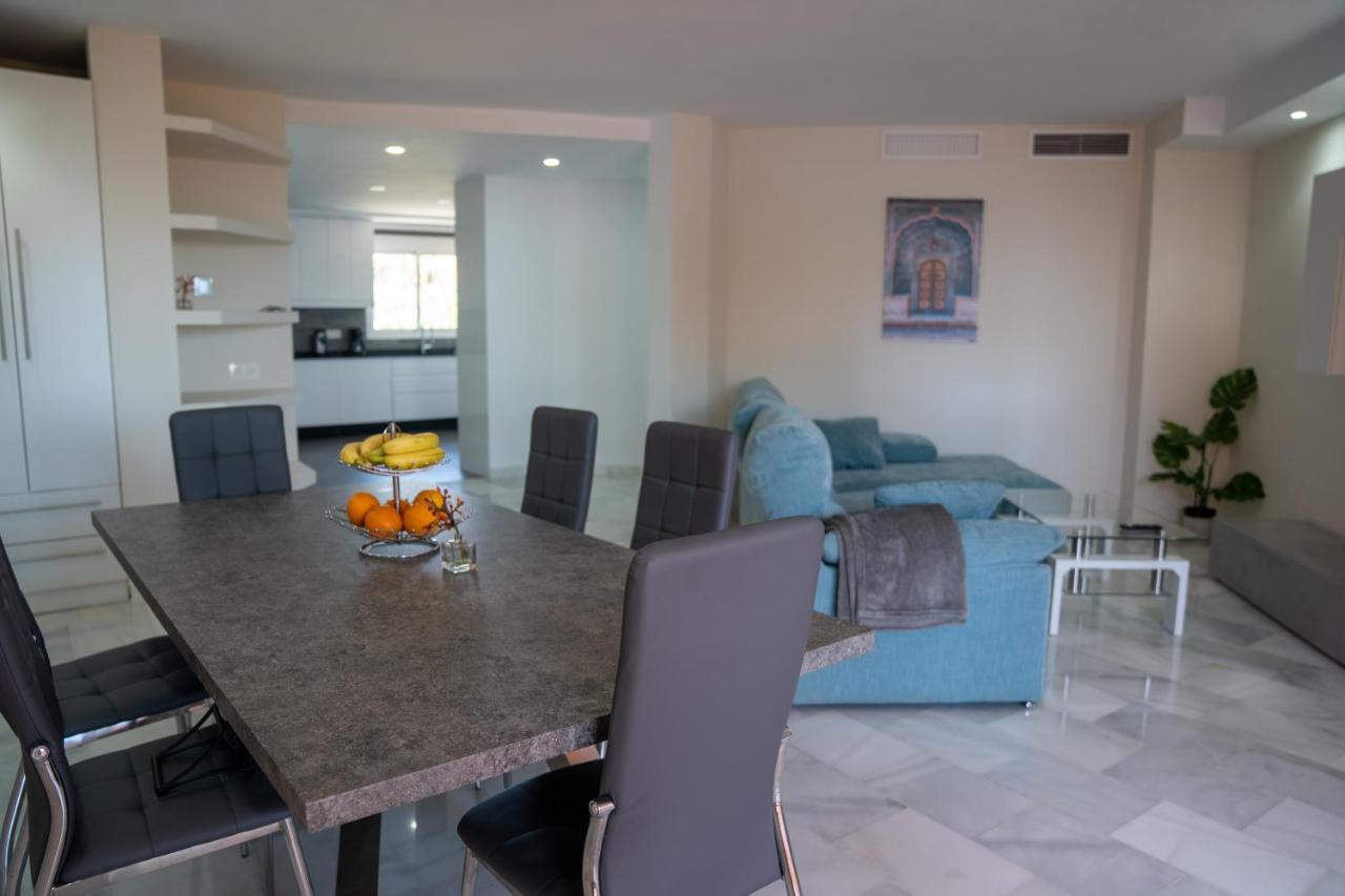 Luxury Three Bedroom Apartment At 에스테포나 외부 사진