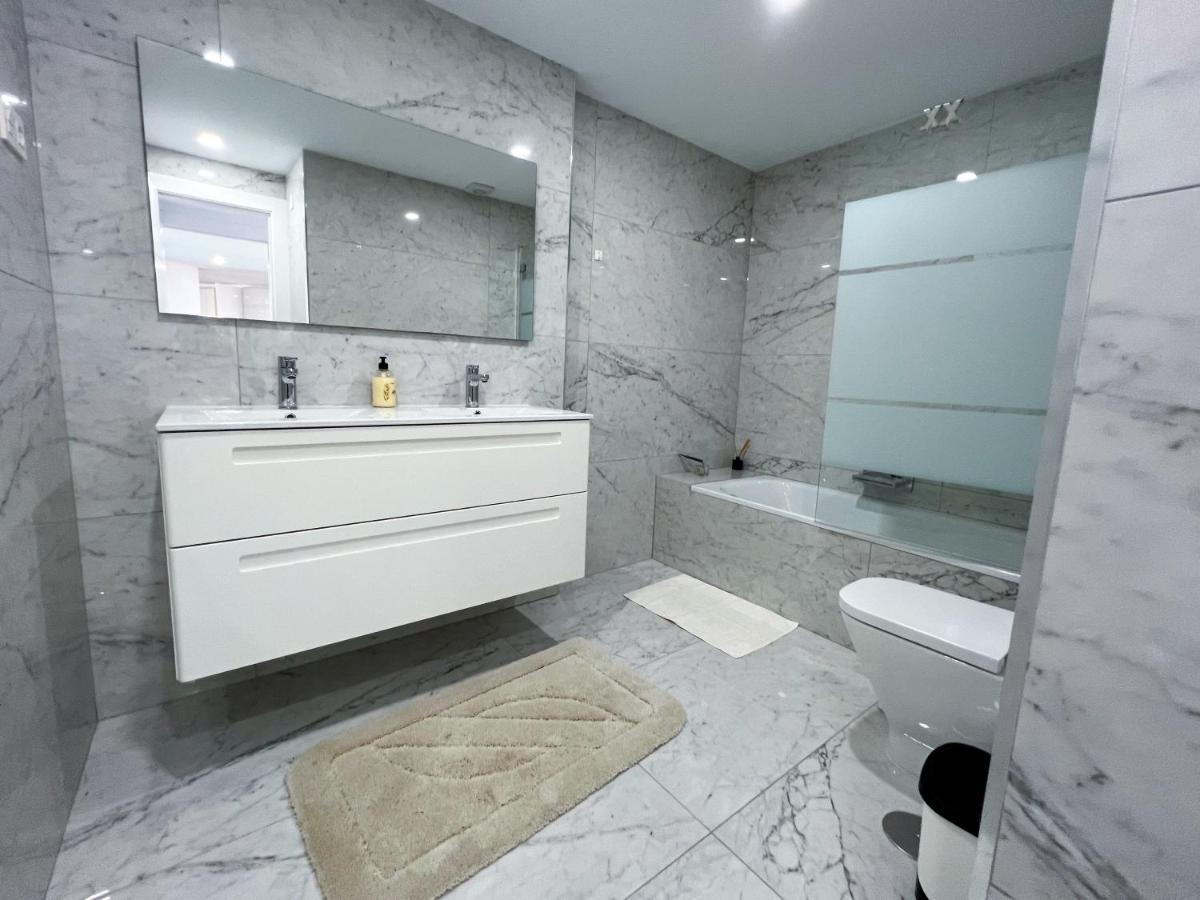 Luxury Three Bedroom Apartment At 에스테포나 외부 사진