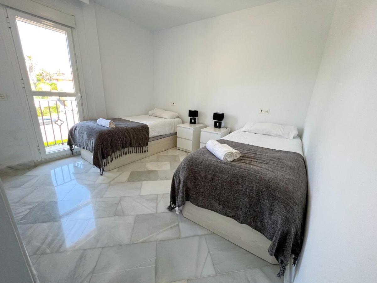 Luxury Three Bedroom Apartment At 에스테포나 외부 사진