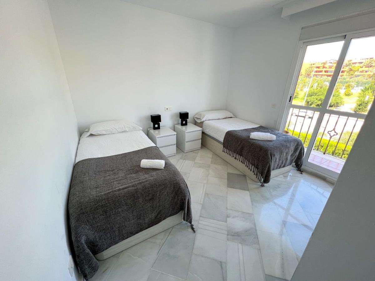 Luxury Three Bedroom Apartment At 에스테포나 외부 사진