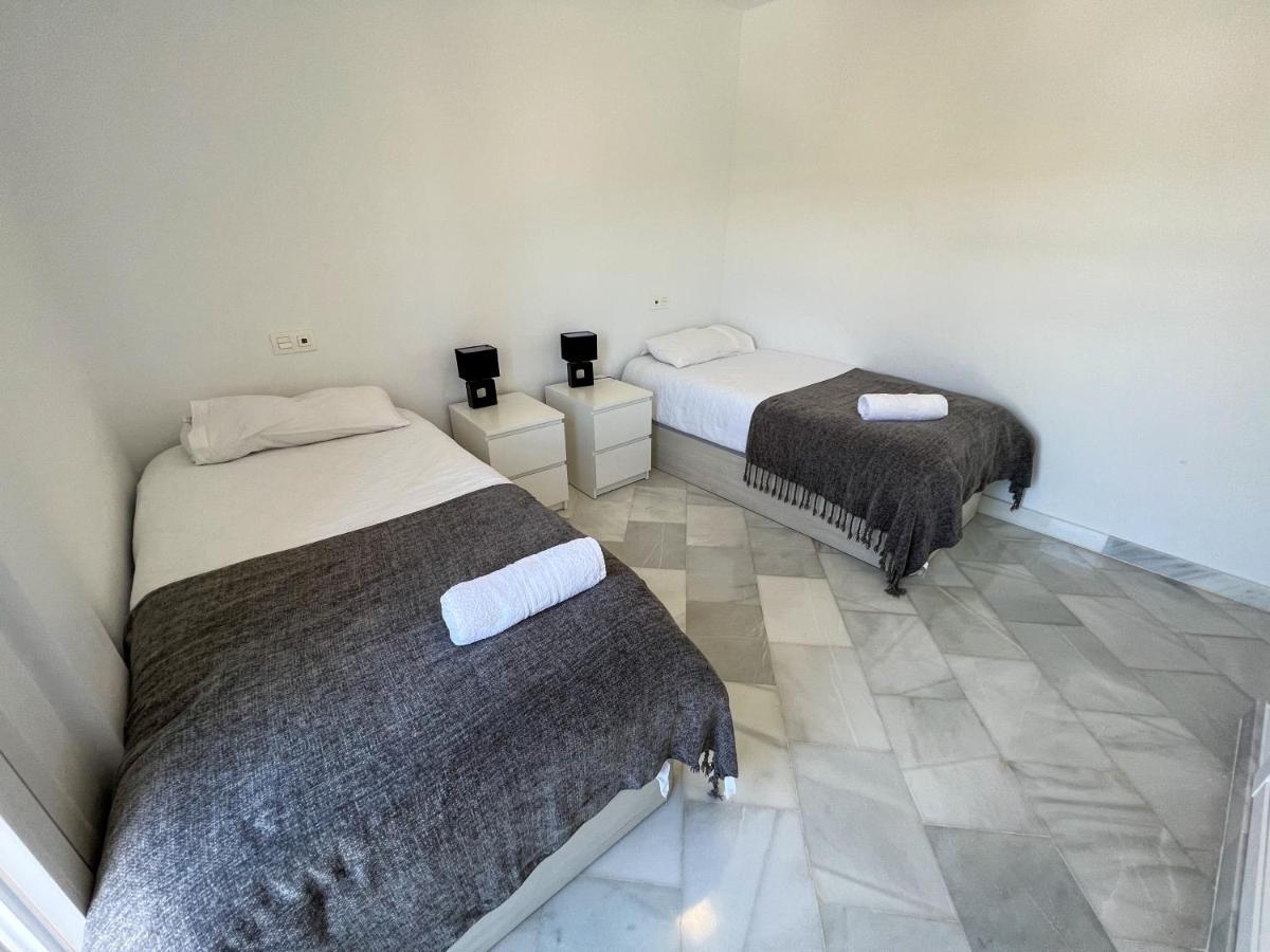 Luxury Three Bedroom Apartment At 에스테포나 외부 사진
